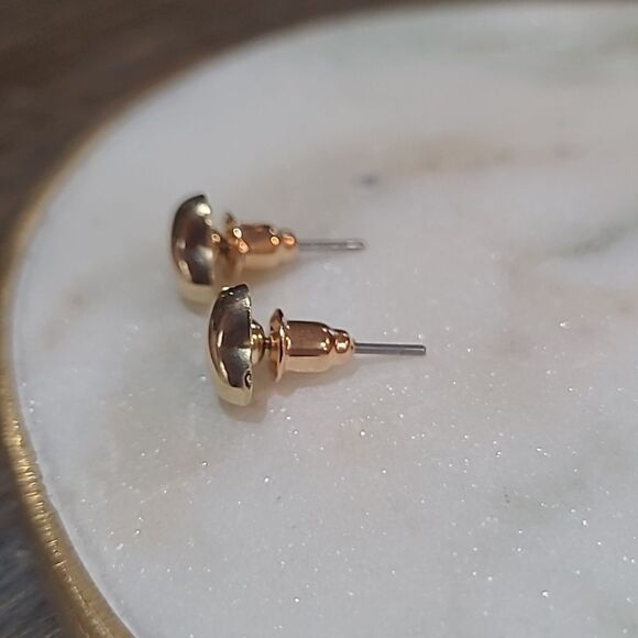 💲6️⃣ Bundled ✔️Plump Heart Golden Stud Earrings .25in wide - Picture 4 of 7